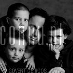 21-02-2003 Jochem van Gelder with his kids at studio Amsterdam, 
by order of J/M Vaders

[keywords]Eyecontact, Posed, Half Length, Black and With Image[/keywords]